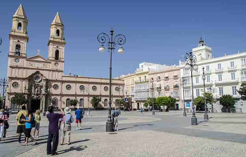 Cádiz 17 - plaza y parroquia de San Antonio.jpg